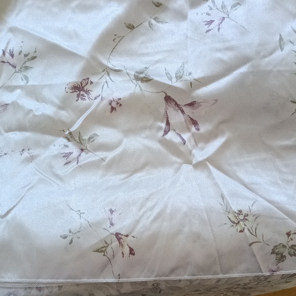 New Silk/Satin like Chemise, adjustable straps - Picture 7 of 8